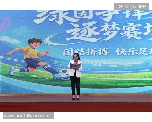 小学足球啦啦队的热情与团结展现校园精神风貌的精彩瞬间